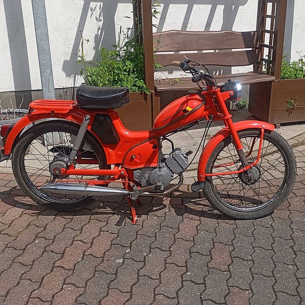 Zabytkowy motorower przygotowany do transportu