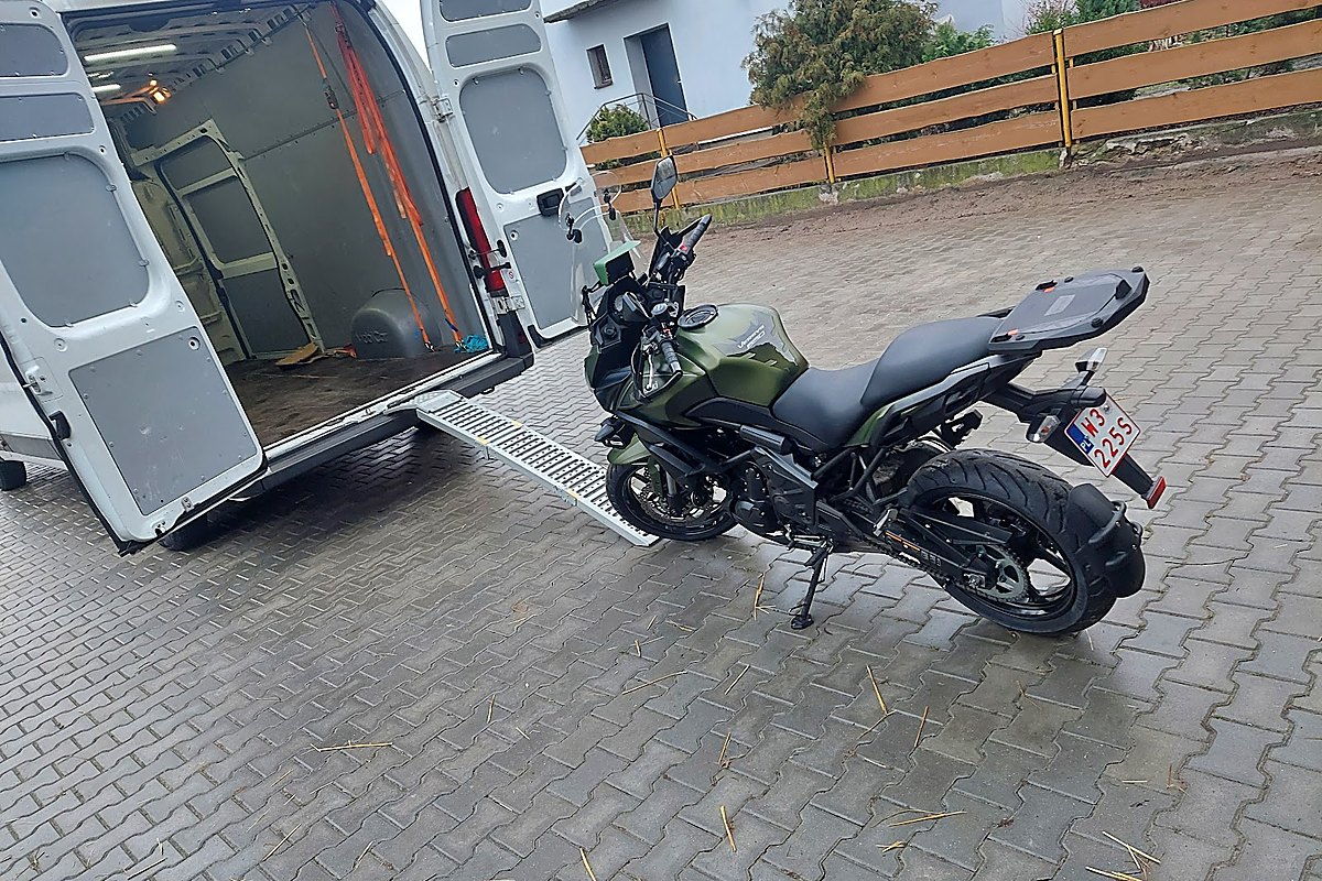 Motocykl wjeżdżający po rampie do busa MVS Transport